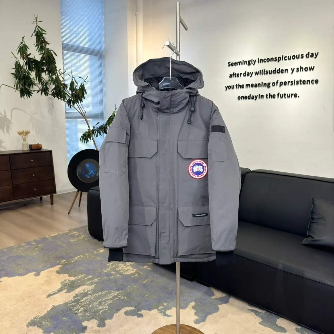 P800 🇨🇦Canada Goose "Canada Goose" 🇨🇦 Beichen White / 08 Expedition Parka 4660M Product color: black, off-white, red, sand pink, sky blue, graphite gray, Beichen white, navy, sky blue, gray camouflage gray black label Product size: XS, S, M, L, XL, XXL The Expedition was originally a parka designed for scientists at the McMurdo Research Station in Antarctica. Whether your next journey takes you into the frozen urban jungle or across uncharted ice fields, wear Canada Goose's Expedition Parka and get proven results year after year in Antarctica by the National Science Foundation's Center for Polar Research.  Material list: 1⃣ Uses Y-shaped Velcro imported from Taiwan (exclusive in the market) 2⃣ Uses 18-count polyester-cotton blended fabric imported from South Korea (authentic synchronized fabric) 3⃣ National standard 80% white duck down, (zp uses 80% white duck down/90% of all boasts are fake) 4⃣ Western Canadian coyote hair (non-market dyed fox hair filled with wolf hair) Material analysis characteristics: 1⃣ The original/polyester-cotton fabric has a high polyester fiber content, and the polyester-cotton fabric has high heat and light resistance and good stability. It has bright colors, high fiber strength, durability, light resistance, heat resistance, and straightness. 2⃣ As we all know, the original version uses 80% white duck down. The fill power refers to the cubic inches of volume occupied by each ounce (30 grams) of down under certain conditions. If one ounce of down occupies 500 cubic inches, the fill power of the down is 500. So we can simply understand it as: fill power is the volume of down, and the volume of down is fill power. The higher the fill power of down, it means that under the same filling amount, down can fix a larger volume of air layer to keep warm and insulate, so the warmth retention of down is better. 3⃣ Western Canadian coyote hair, "large range of selected neck hair" is soft and fluffy, each wolf hair is 60-63 long / 14-16 wide at the peak, this width + preferred parts. It is basically unmatched by the same industry